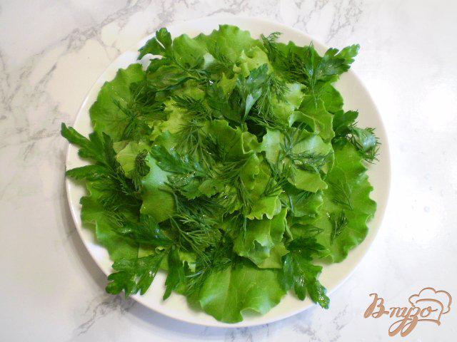 Фото приготовление рецепта: Салат с яйцом, листьями салата, маслинами и базиликом шаг №3