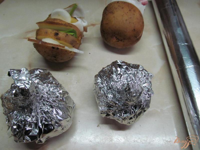 Фото приготовление рецепта: Картофель с салом запеченный в фольге шаг №5