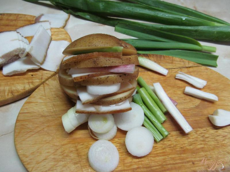 Фото приготовление рецепта: Картофель с салом запеченный в фольге шаг №3