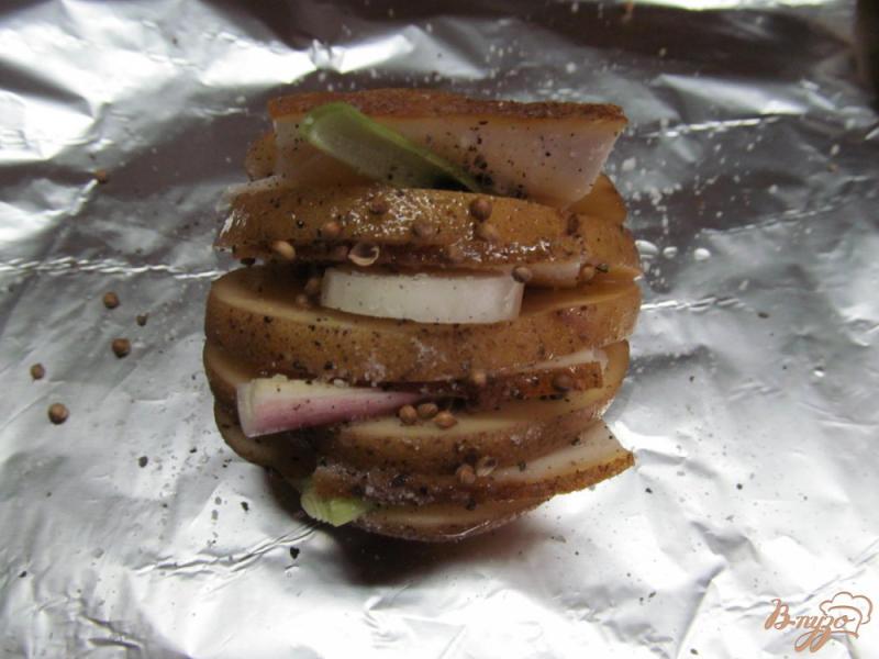 Фото приготовление рецепта: Картофель с салом запеченный в фольге шаг №4