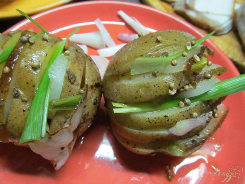 Фото приготовление рецепта: Картофель с салом запеченный в фольге шаг №6