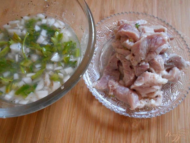 Фото приготовление рецепта: Свинина с баклажанами шаг №4
