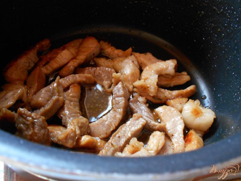 Фото приготовление рецепта: Свинина с баклажанами шаг №5