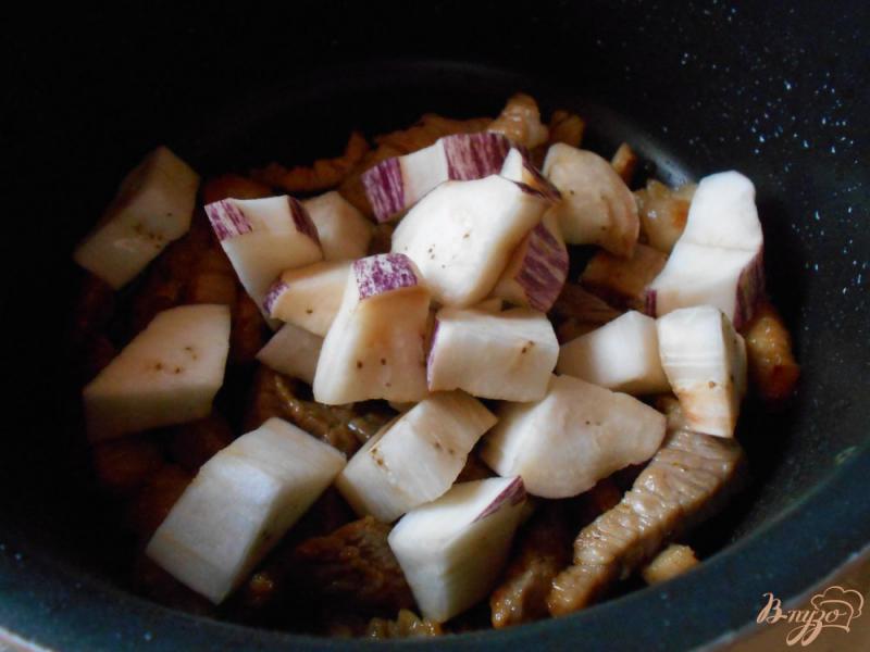 Фото приготовление рецепта: Свинина с баклажанами шаг №6