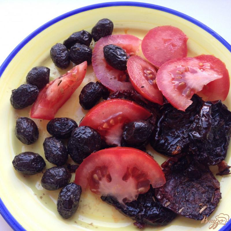 Фото приготовление рецепта: Салат с вялеными помидорами и маслинами шаг №4
