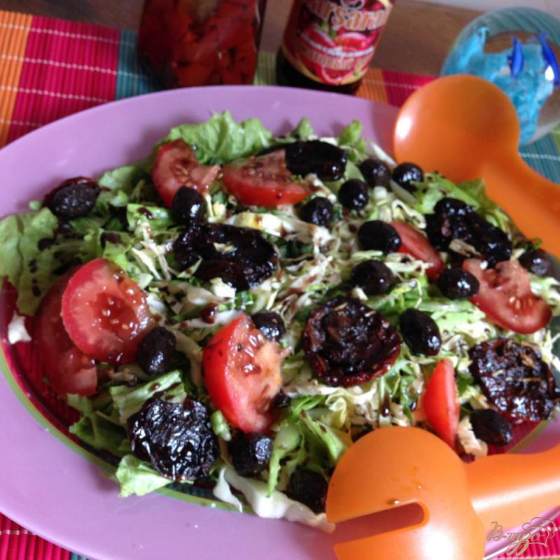 Фото приготовление рецепта: Салат с вялеными помидорами и маслинами шаг №5