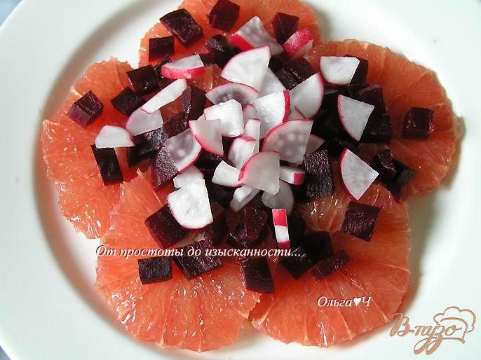 Фото приготовление рецепта: Салат с грейпфрутом, свеклой и редисом шаг №2