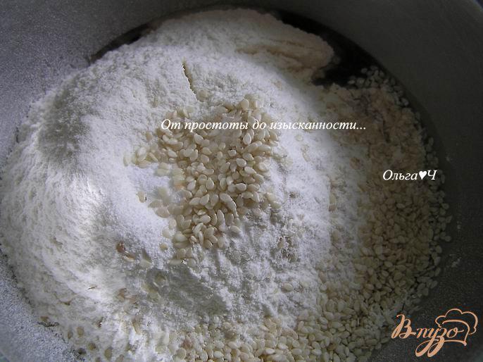 Фото приготовление рецепта: Пышки на оливковом рассоле с кунжутом (без масла) шаг №1
