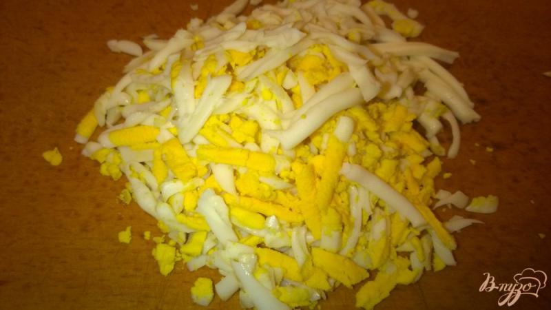 Фото приготовление рецепта: Куриный салат с яйцами и грибами шаг №1