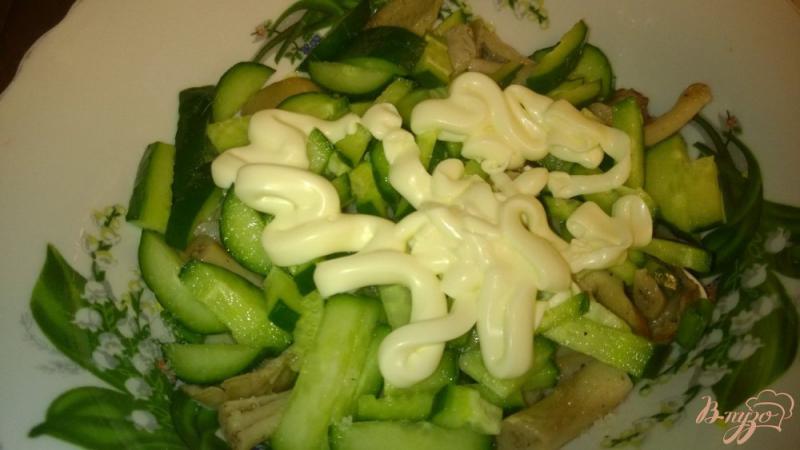 Фото приготовление рецепта: Куриный салат с яйцами и грибами шаг №3