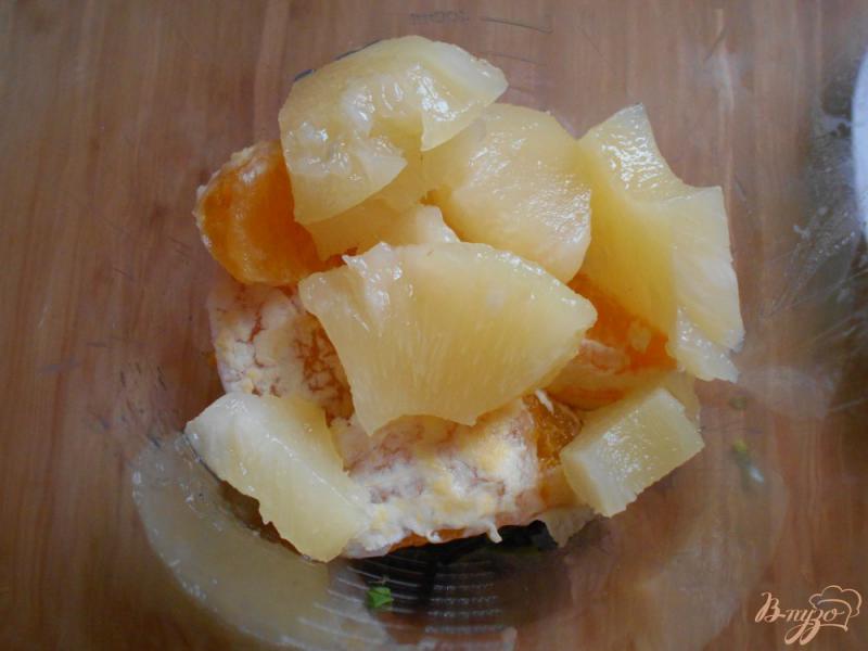 Фото приготовление рецепта: Смузи из шпината, апельсина и ананаса шаг №5