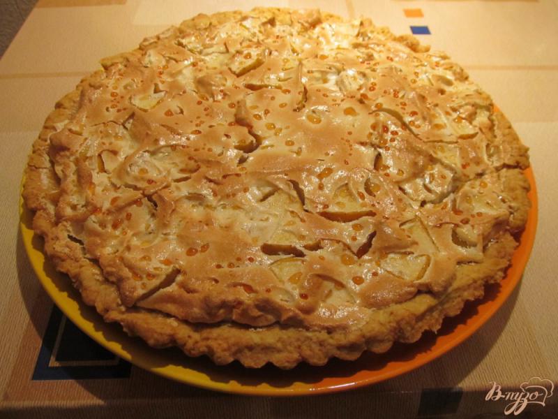 Фото приготовление рецепта: Песочный пирог с яблоками шаг №9