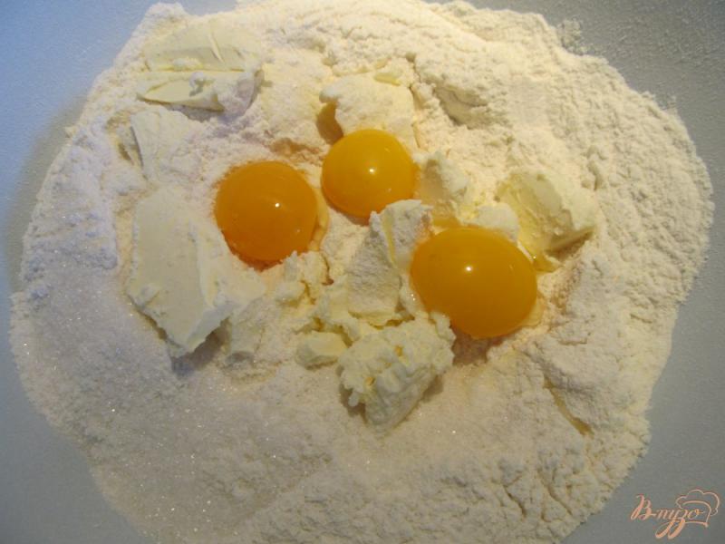 Фото приготовление рецепта: Песочный пирог с яблоками шаг №2