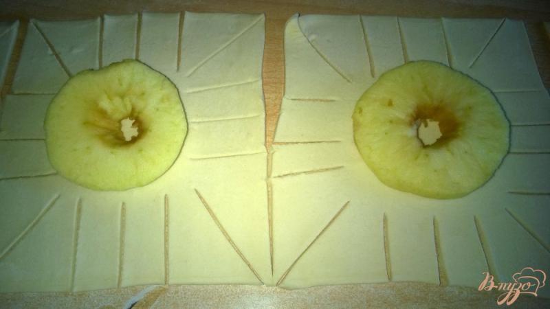 Фото приготовление рецепта: Яблочные слойки «Хризантемы» шаг №3