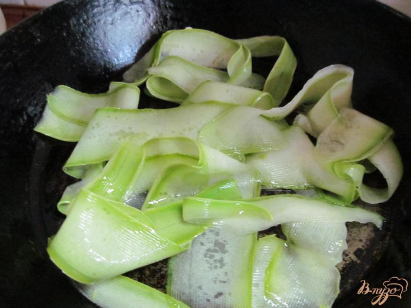 Фото приготовление рецепта: Теплый салат из кабачка шаг №4