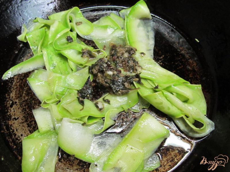 Фото приготовление рецепта: Теплый салат из кабачка шаг №5