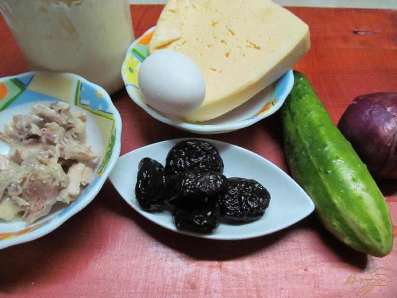 Фото приготовление рецепта: Салат с курицей и черносливом шаг №1