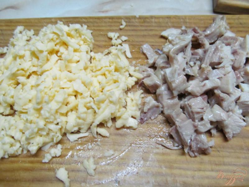Фото приготовление рецепта: Салат с курицей и черносливом шаг №4