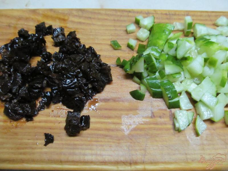 Фото приготовление рецепта: Салат с курицей и черносливом шаг №2