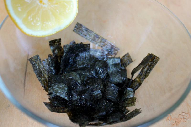 Фото приготовление рецепта: Рыбный салат с водорослями шаг №1