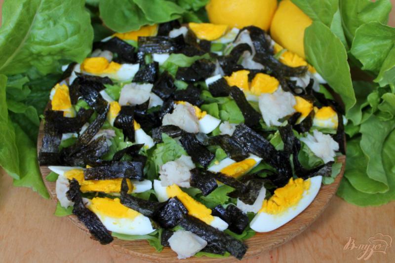 Фото приготовление рецепта: Рыбный салат с водорослями шаг №6