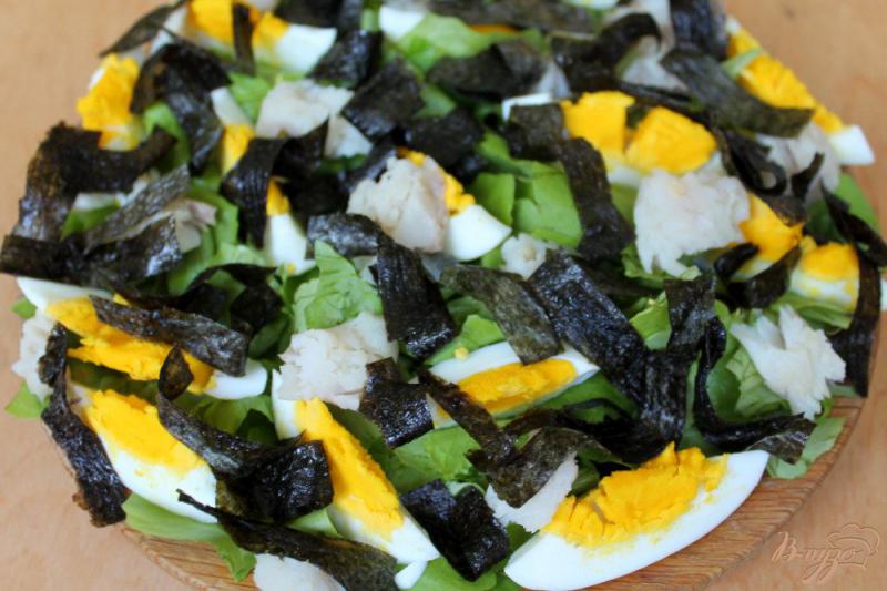 Фото приготовление рецепта: Рыбный салат с водорослями шаг №5
