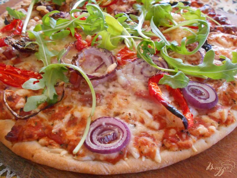 Фото приготовление рецепта: Пицца с беконом и луком шаг №6