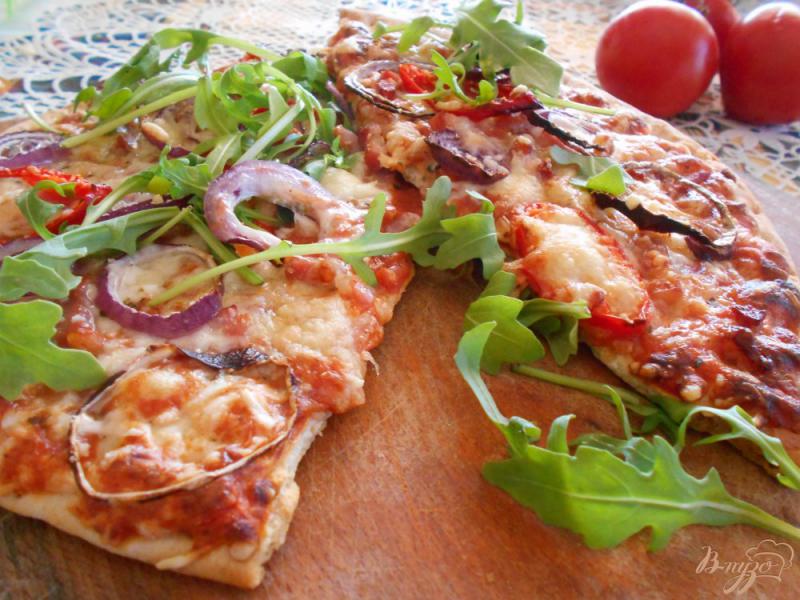 Фото приготовление рецепта: Пицца с беконом и луком шаг №7