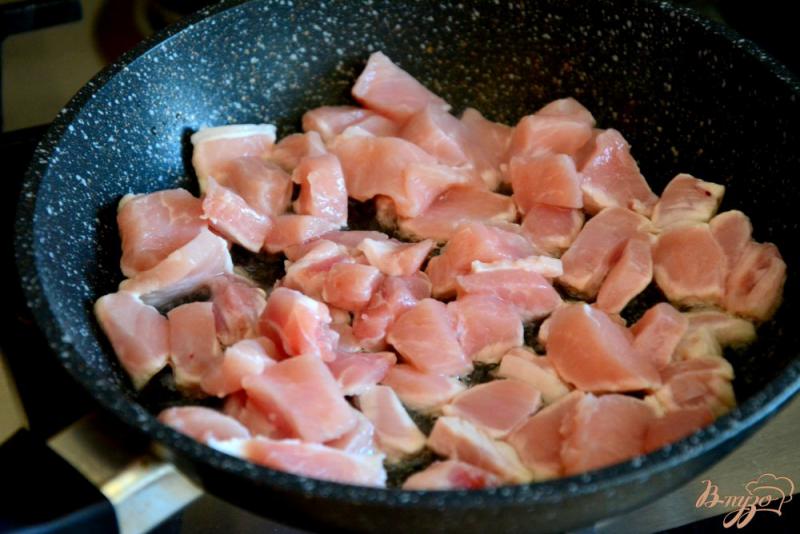 Фото приготовление рецепта: Рис с грибами и свининой под сырной корочкой шаг №2