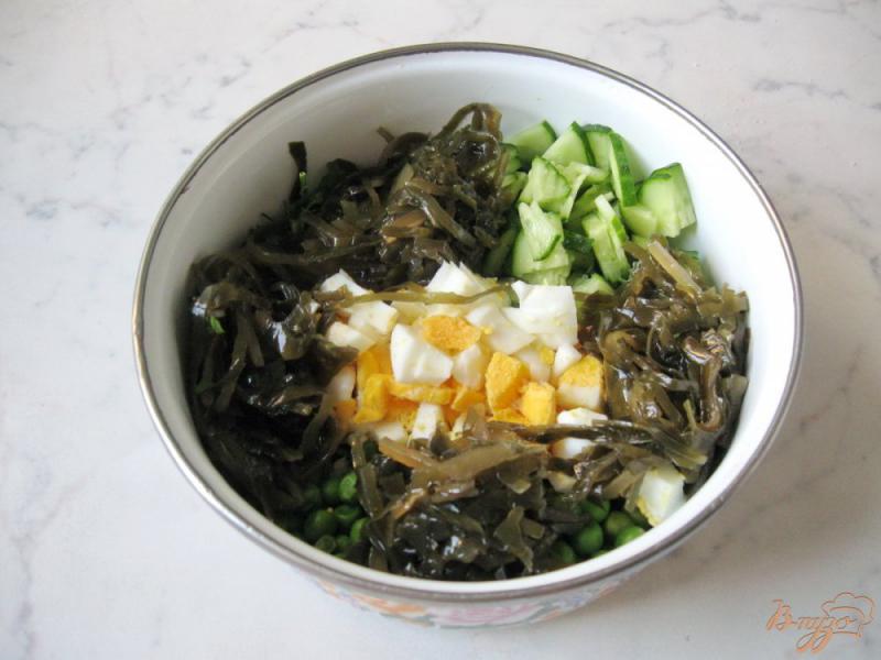 Фото приготовление рецепта: Салат с зелёным горошком и морской капустой шаг №7