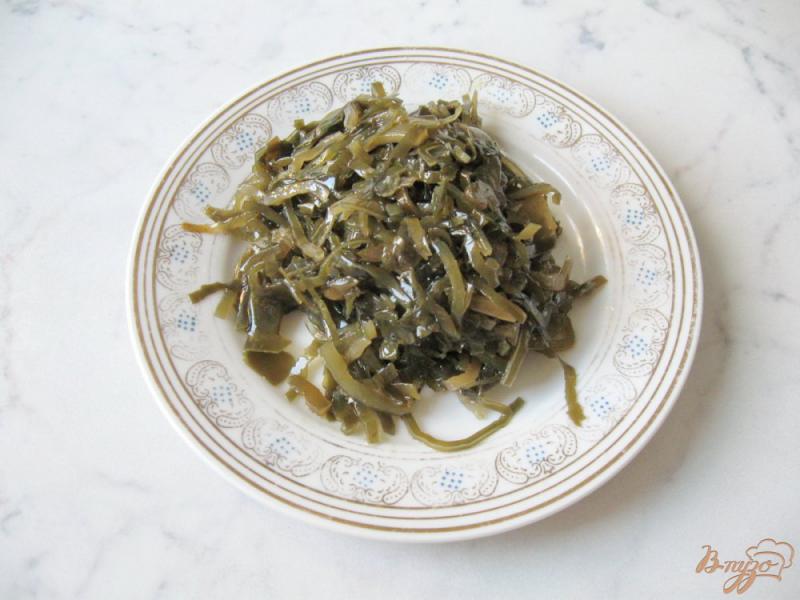 Фото приготовление рецепта: Салат с зелёным горошком и морской капустой шаг №3