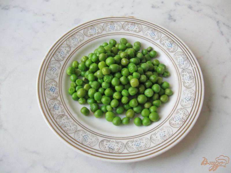 Фото приготовление рецепта: Салат с зелёным горошком и морской капустой шаг №5
