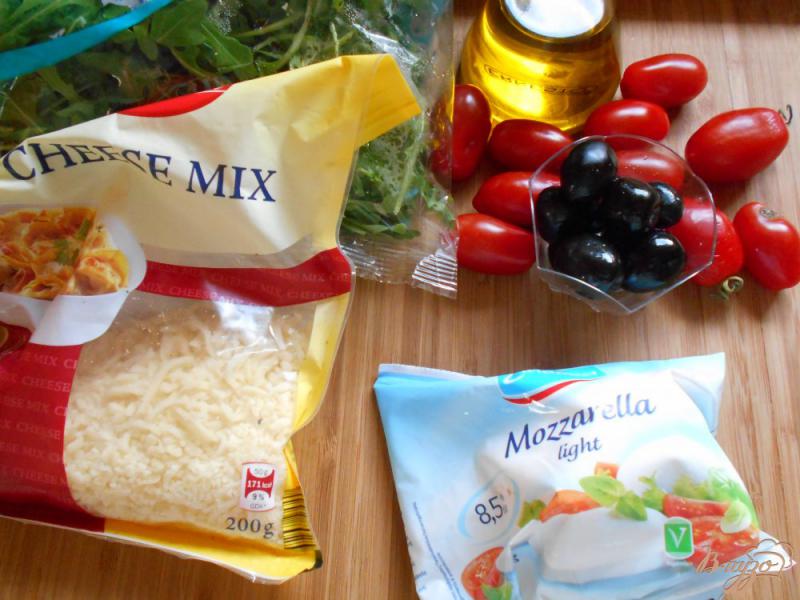 Фото приготовление рецепта: Салат с помидорами и моцареллой шаг №1