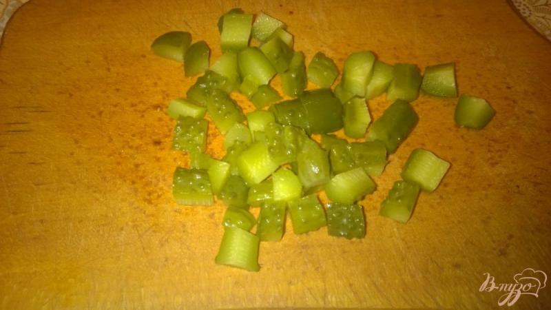 Фото приготовление рецепта: Салат с маринованными грибочками шаг №2