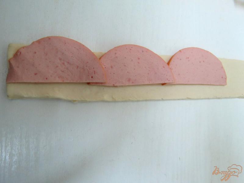 Фото приготовление рецепта: Слоёные булочки розочки с колбасой шаг №2