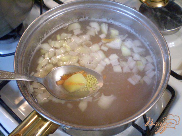 Фото приготовление рецепта: Суп на бульоне из хека шаг №8
