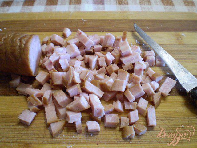Фото приготовление рецепта: Окрошка на кефире с мясом и колбасой шаг №7