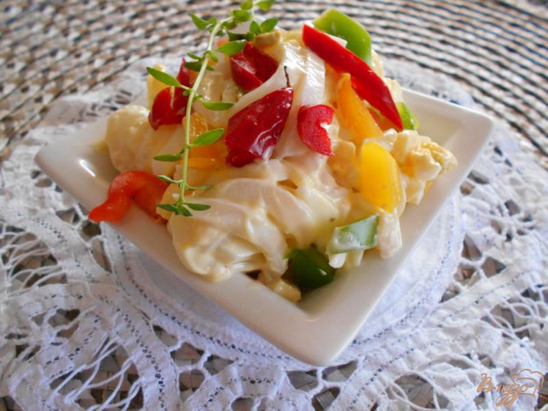 Фото приготовление рецепта: Салат с кальмарами и болгарским перцем шаг №6