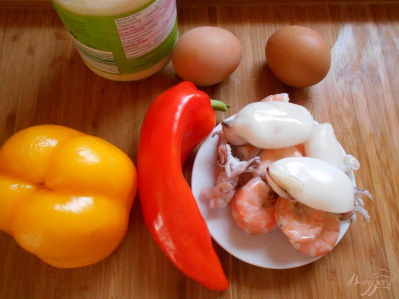 Фото приготовление рецепта: Салат с кальмарами и болгарским перцем шаг №1