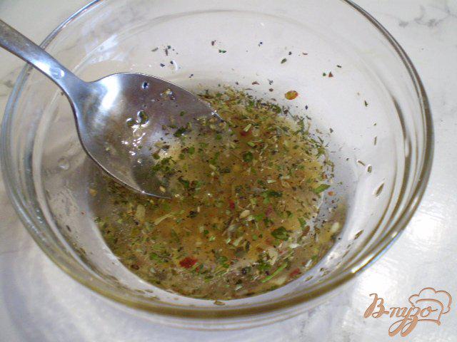 Фото приготовление рецепта: Салат из сырых огурцов и шампиньонов шаг №5