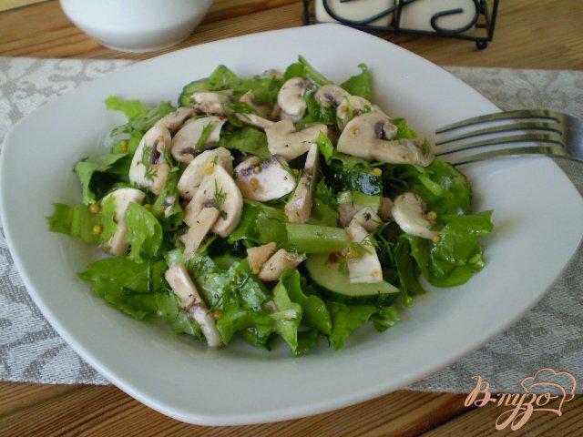 Фото приготовление рецепта: Салат из сырых огурцов и шампиньонов шаг №8