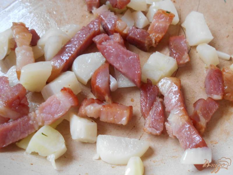 Фото приготовление рецепта: Молодой картофель с беконом и вялеными помидорами шаг №3
