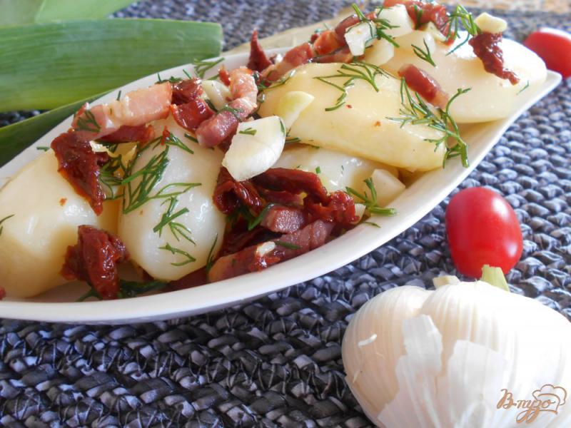 Фото приготовление рецепта: Молодой картофель с беконом и вялеными помидорами шаг №5