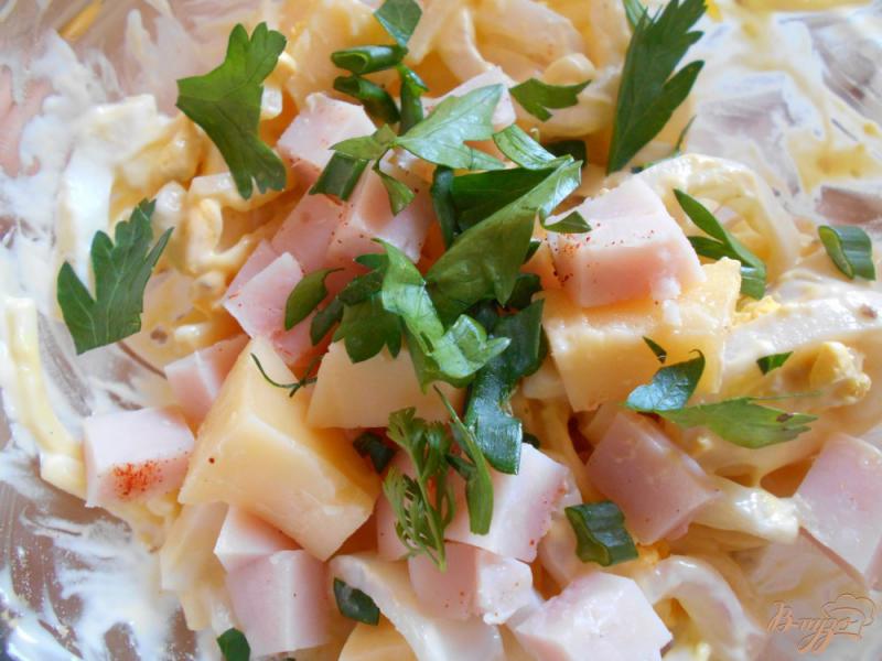 Фото приготовление рецепта: Салат с кальмарами и ветчиной шаг №4