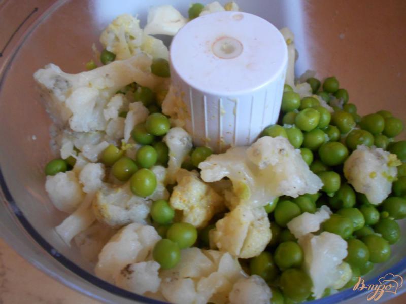 Фото приготовление рецепта: Гарнир из цветной капусты с зеленым горошком и карри шаг №6