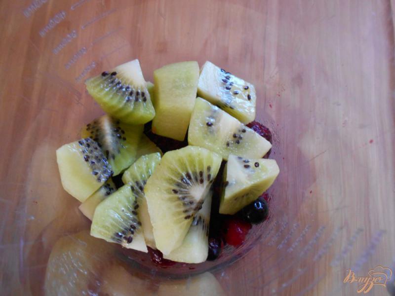 Фото приготовление рецепта: Творожный десерт с лесными ягодами шаг №2