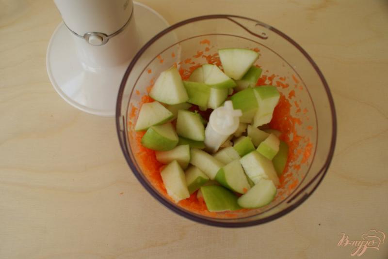 Фото приготовление рецепта: Морковно-яблочный смузи шаг №5
