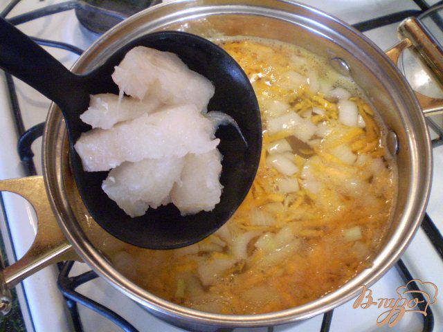 Фото приготовление рецепта: Суп из хека с вермишелью шаг №6
