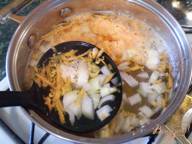 Фото приготовление рецепта: Суп из хека с вермишелью шаг №4