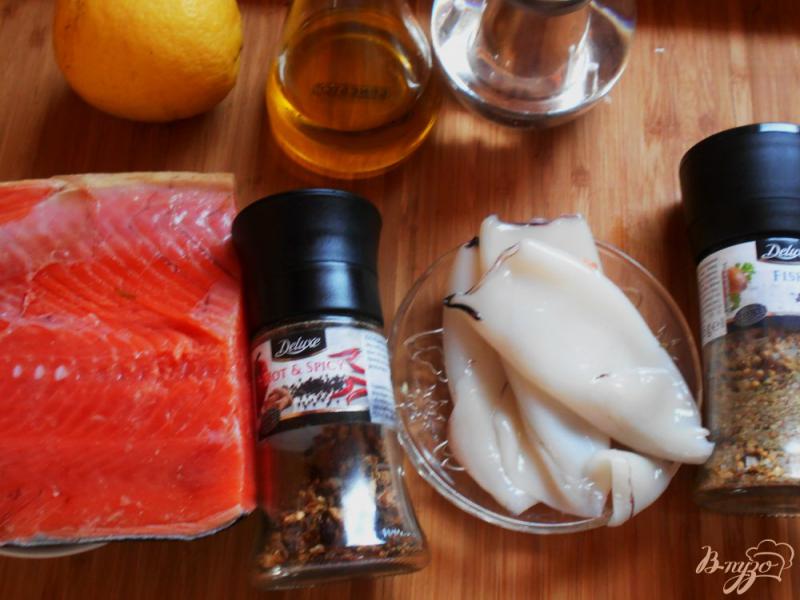 Фото приготовление рецепта: Шашлыки с кальмаром и лососем шаг №1
